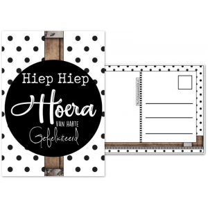 35. Kaart met tekst ''Hiep hiep hoera van harte gefeliciteerd ''.