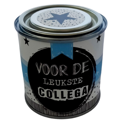 Blikje met tekst Voor de leukste collega. 7.3 bij 7.7.