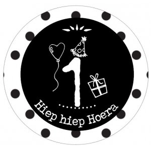 Button met cijfer 1 en tekst ''Hiep hiep Hoera'' 56mm. 