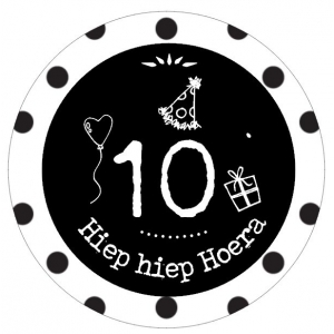 Button met cijfer 10 en tekst ''Hiep hiep Hoera'' 56mm. 