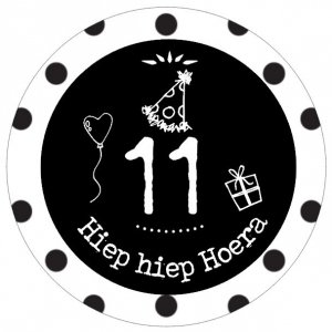 Button met cijfer 11 en tekst ''Hiep hiep Hoera'' 56mm. 