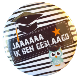 Button 56mm met tekst '' Jaaaa ik ben geslaagd'' zwart gestreept met uitltje.