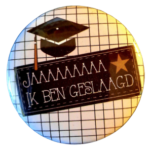 Button 56mm met tekst '' Jaaaa ik ben geslaagd'' geruit met uiltje.