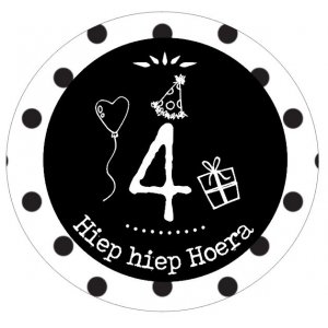Button met cijfer 4 en tekst ''Hiep hiep Hoera'' 56mm. 