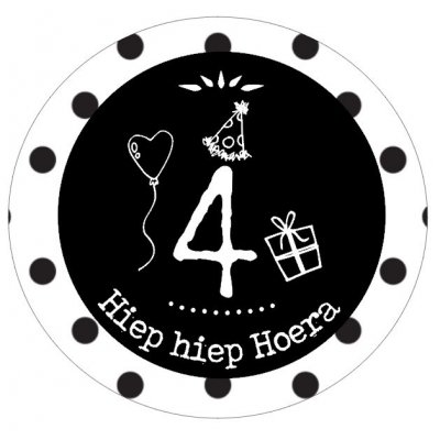 Button met cijfer 4 en tekst ''Hiep hiep Hoera'' 56mm. 