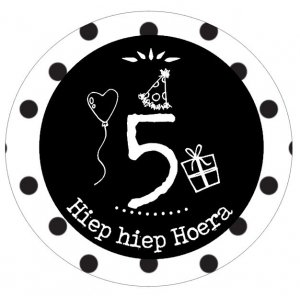 Button met cijfer 5 en tekst ''Hiep hiep Hoera'' 56mm. 