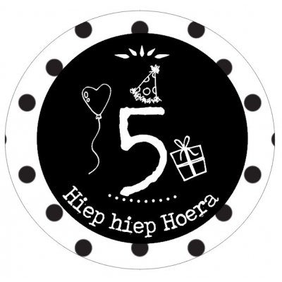 Button met cijfer 5 en tekst ''Hiep hiep Hoera'' 56mm. 