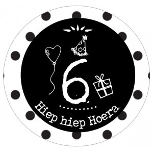 Button met cijfer 6 en tekst ''Hiep hiep Hoera'' 56mm. 