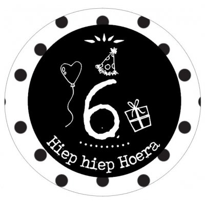 Button met cijfer 6 en tekst ''Hiep hiep Hoera'' 56mm. 