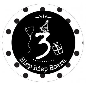 Button met cijfer 3 en tekst ''Hiep hiep Hoera'' 56mm. 