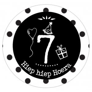 Button met cijfer 7 en tekst ''Hiep hiep Hoera'' 56mm. 