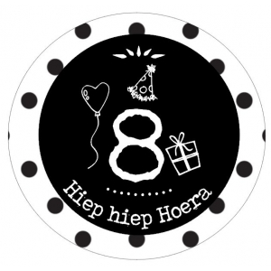 Button met cijfer 8 en tekst ''Hiep hiep Hoera'' 56mm. 