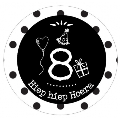 Button met cijfer 8 en tekst ''Hiep hiep Hoera'' 56mm. 