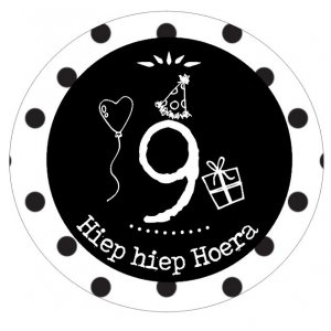 Button met cijfer 9 en tekst ''Hiep hiep Hoera'' 56mm. 