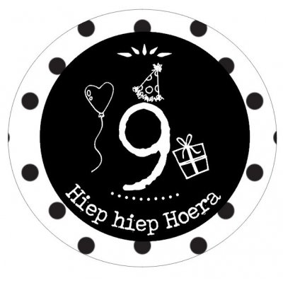 Button met cijfer 9 en tekst ''Hiep hiep Hoera'' 56mm. 