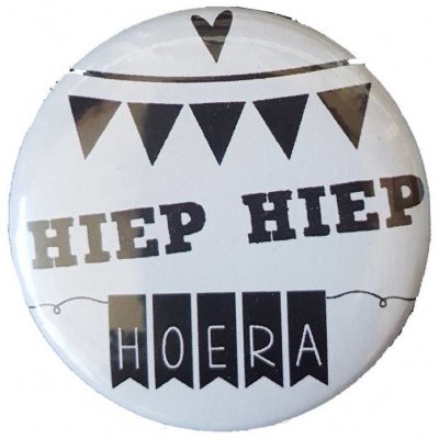 Button 56mm met tekst ''Hiep hiep hoera''.