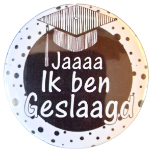 Button 56mm met tekst '' Jaaaa ik ben geslaagd'' gestipt