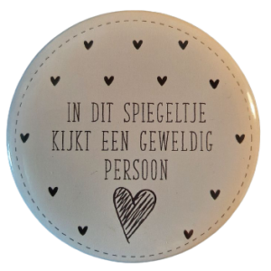 Spiegeltje 75mm met tekst ''In dit spiegeltje kijkt een geweldig persoon''. 