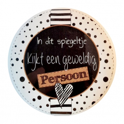 Spiegel 75mm  met tekst In dit spiegeltje kijkt een geweldig persoon.