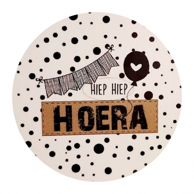 Sticker 4 cm met tekst ''Hiep hiep hoera ''.