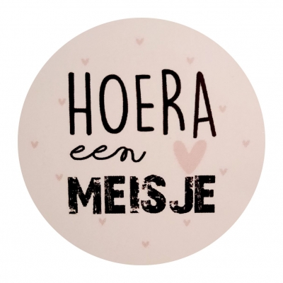 Sticker 4 cm met tekst ''Hoera een meisje ''. roze hartje.