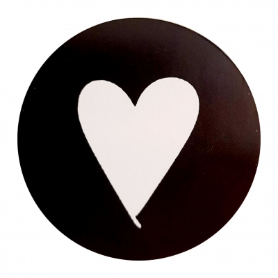 Sticker 4 cm zwart met wit hart.