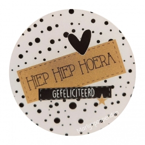 Sticker 4 cm met tekst ''Hiep hiep hoera gefeliciteerd''.