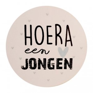 Sticker 4 cm met tekst ''Hoera een jongen''. blauw hartje.