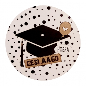 Sticker 4 cm met tekst ''Hoera geslaagd ''.